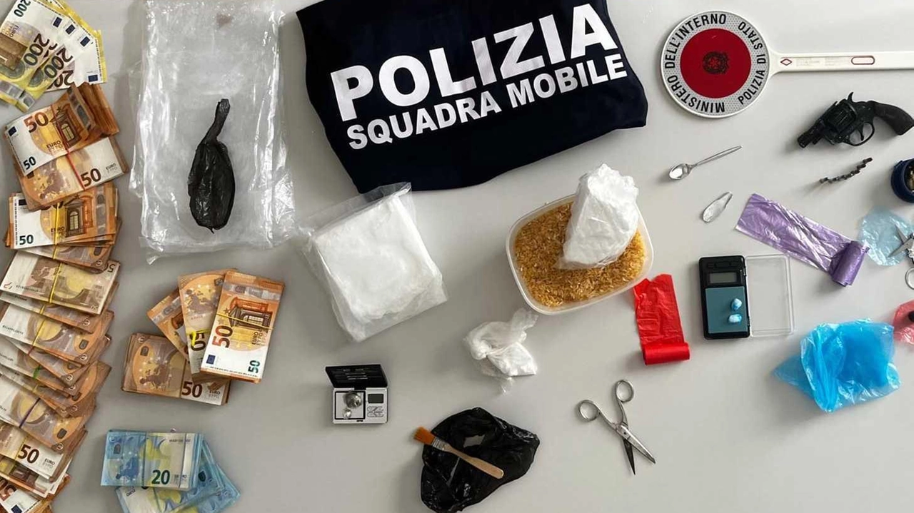 Soldi e droga. sequestrati dalla squadra mobile durante i controlli e la perquisizione Soldi e droga. sequestrati dalla squadra mobile durante i controlli e la perquisizione