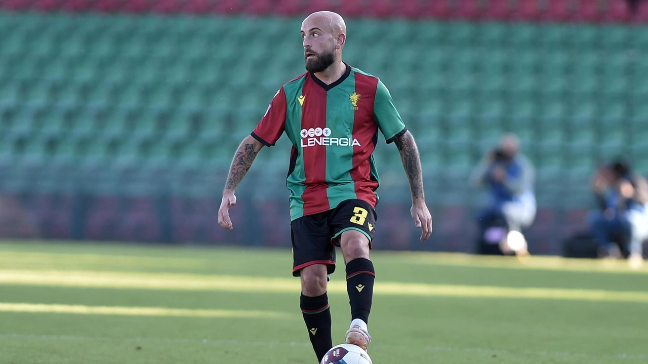 Il difensore mancino Fabio Tito Il difensore mancino Fabio Tito