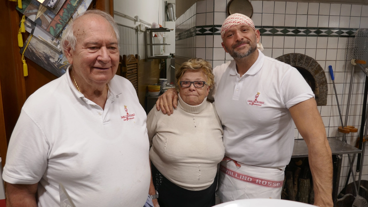 Giovanni Seghetti, la moglie Daniela Sulli, e il figlio Andrea dietro al bancone del ristorante Cavallino Rosso in via Curtatone da 55 anni sinonimo di buon cibo, accoglienza e cucina rigorosamente toscana con pizza e forno a legna