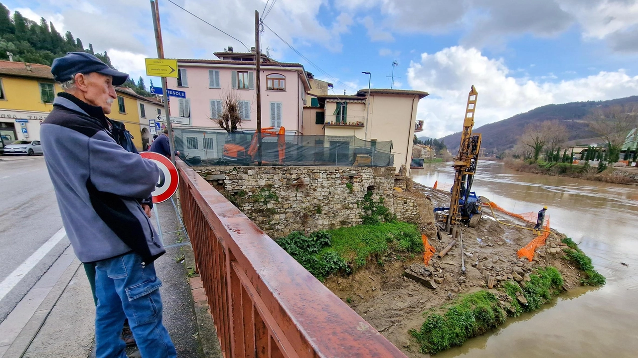 Il cantiere della passerella visto dalla sponda di Compiobbi Il cantiere della passerella visto dalla sponda di Compiobbi