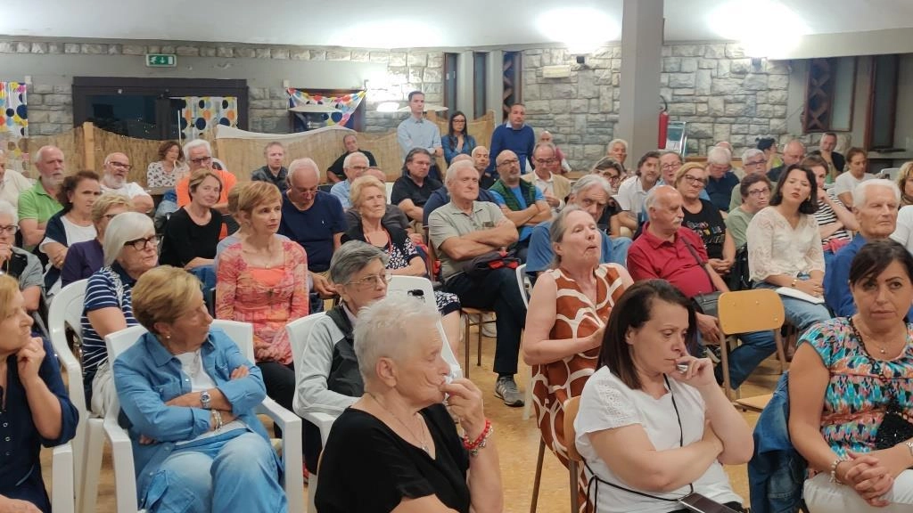 Un momento della partecipata assemblea convocata dalla Pro Loco nella serata di martedì per affrontare i problemi del paese Un momento della partecipata assemblea convocata dalla Pro Loco nella serata di martedì per affrontare i problemi del paese