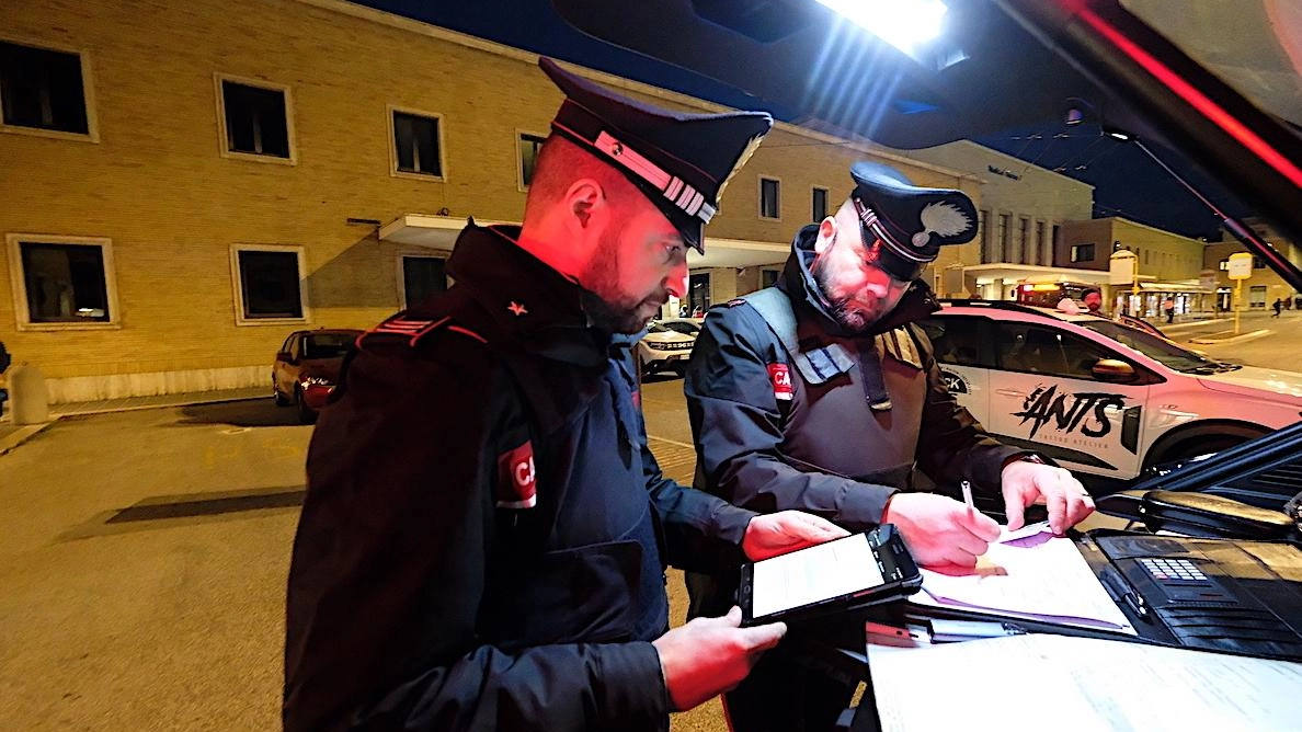 Una pattuglia di carabinieri impegnata durante i controlli stradali. Nei Comuni medicei le stazioni sono operative solo in orario diurno Una pattuglia di carabinieri impegnata durante i controlli stradali. Nei Comuni medicei le stazioni sono operative solo in orario diurno