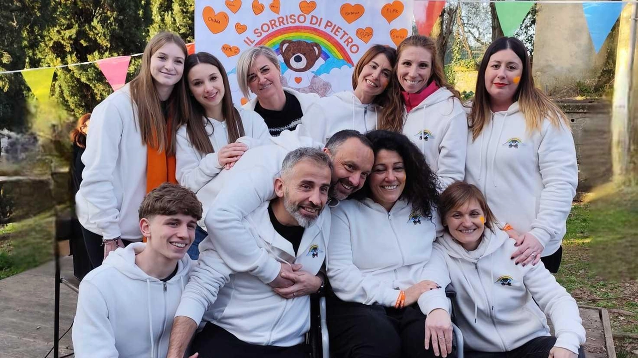 Il padre di Pietro, Lorenzo, con gli amici dell’associazione durante la festa di presentazione organizzata il 16 febbraio nel giardino di. Bonistallo Il padre di Pietro, Lorenzo, con gli amici dell’associazione durante la festa di presentazione organizzata il 16 febbraio nel giardino di. Bonistallo