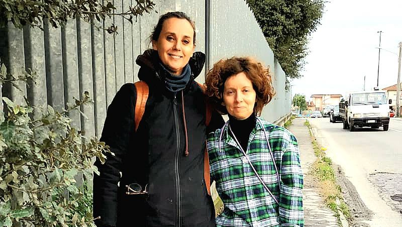 Le operatrici Francesca Mugnai e Barbara con due cani da pet therapy al carcere di Massa Le operatrici Francesca Mugnai e Barbara con due cani da pet therapy al carcere di Massa