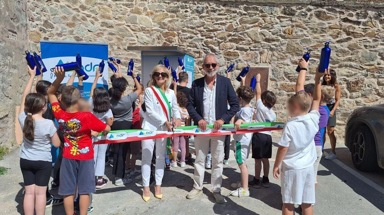 Il momento del taglio del nastro della ’Casina dell’acqua’ a Civitella da parte della sindaca e del presidente di AdF Il momento del taglio del nastro della ’Casina dell’acqua’ a Civitella da parte della sindaca e del presidente di AdF