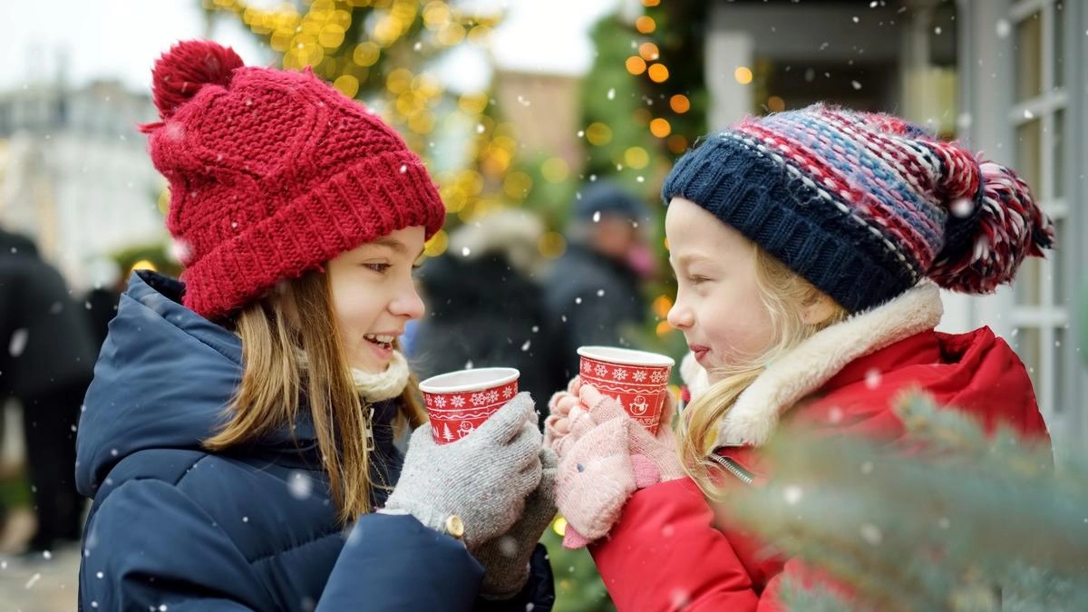 Due ragazzine durante le festività natalizie. Al Mumat di Vernio, martedì 24 dicembre, si terrà il laboratorio «Fantasia di Alberi di Natale» per bambini dai 3 ai 7 anni Due ragazzine durante le festività natalizie. Al Mumat di Vernio, martedì 24 dicembre, si terrà il laboratorio «Fantasia di Alberi di Natale» per bambini dai 3 ai 7 anni