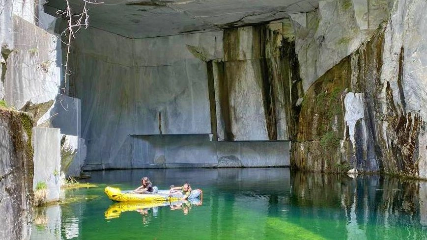 I volontari di Apuane Libere in canoa hanno esplorato alcuni laghetti nei siti estrattivi dismessi nel bacino delle Gobbie trovando flora e fauna uniche I volontari di Apuane Libere in canoa hanno esplorato alcuni laghetti nei siti estrattivi dismessi nel bacino delle Gobbie trovando flora e fauna uniche