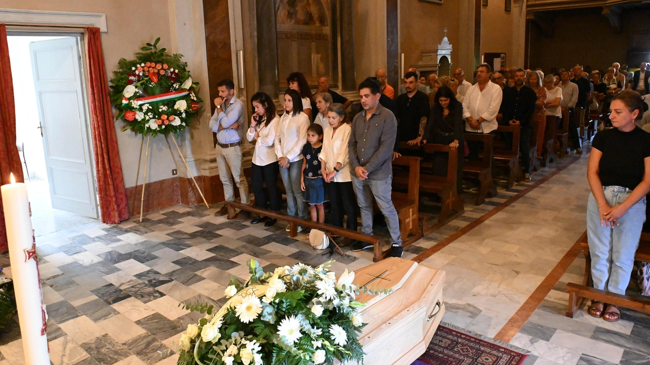 Cordoglio a Lucca per la scomparsa di Giovanni Pierami, ex vicesindaco e assessore. Amici e colleghi politici presenti al funerale. Sentite condoglianze alla famiglia. Cordoglio a Lucca per la scomparsa di Giovanni Pierami, ex vicesindaco e assessore. Amici e colleghi politici presenti al funerale. Sentite condoglianze alla famiglia.