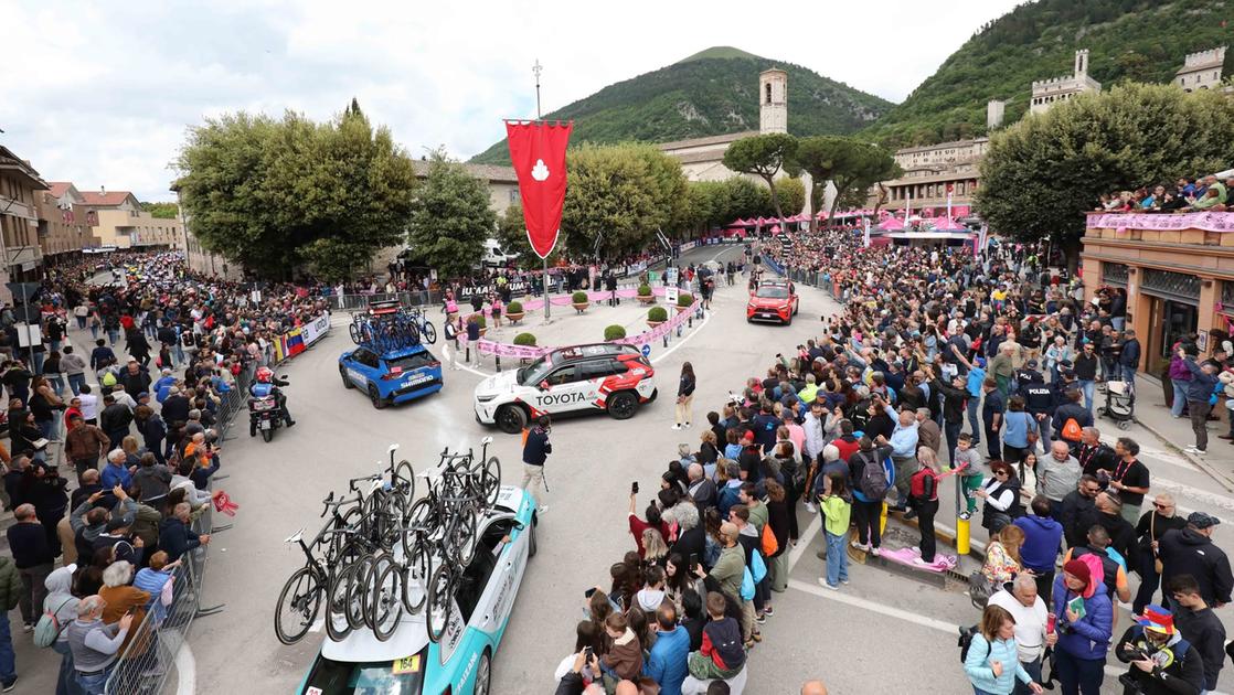 Il Giro d’Italia accende Gubbio: folla alla partenza della corsa. Appassionati da tutta la regione Il Giro d’Italia accende Gubbio: folla alla partenza della corsa. Appassionati da tutta la regione
