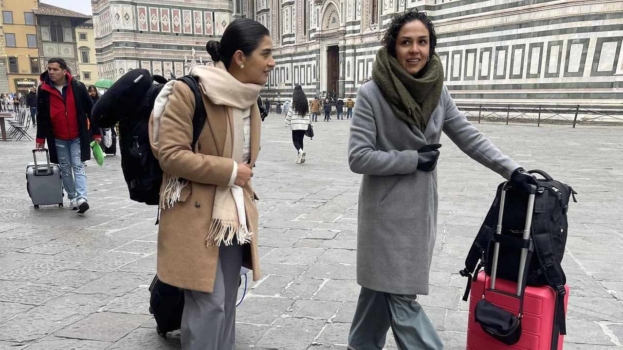 Due giovani turiste in piazza del Duomo con l’immancabile trolley Due giovani turiste in piazza del Duomo con l’immancabile trolley