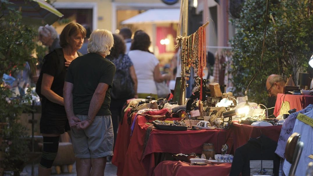 Quella di venerdì è stata giocoforza l’ultima serata di eventi all’aperto. Prosegue invece anche oggi la mostra dell’antiquariato alla Fortezza. Quella di venerdì è stata giocoforza l’ultima serata di eventi all’aperto. Prosegue invece anche oggi la mostra dell’antiquariato alla Fortezza.