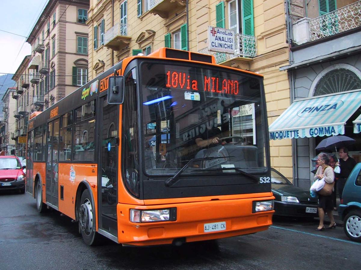 Disturbano i passeggeri sul bus, l’autista li fa scendere: presa a bottigliate Disturbano i passeggeri sul bus, l’autista li fa scendere: presa a bottigliate