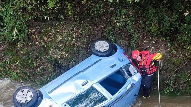 A sinistra l’auto finita nel torrente Torbecchia In basso, i vigili del fuoco al lavoro in via di Santomoro A sinistra l’auto finita nel torrente Torbecchia In basso, i vigili del fuoco al lavoro in via di Santomoro