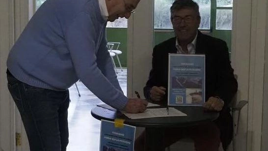 Il sindaco di Forte dei Marmi, Bruno Murzi, impegnato in prima persona nella raccolta firme contro l’ampliamento del porto di Carrara