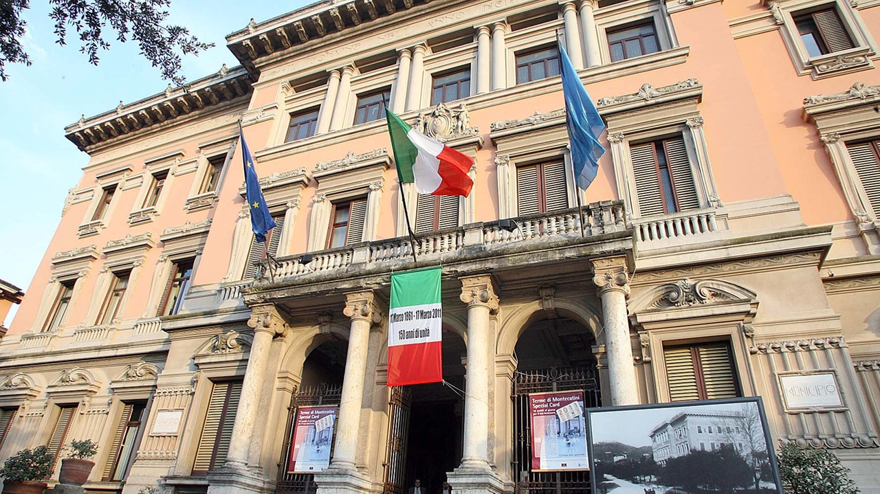 Il palazzo del Comune in viale Verdi Il palazzo del Comune in viale Verdi