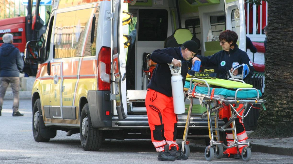 Le sua grida disperate e l’intervento per fermare l’emorragia alla mano. Dopo l’allarme, il trasporto d’urgenza a Careggi: rischia di perdere due dita. Le sua grida disperate e l’intervento per fermare l’emorragia alla mano. Dopo l’allarme, il trasporto d’urgenza a Careggi: rischia di perdere due dita.