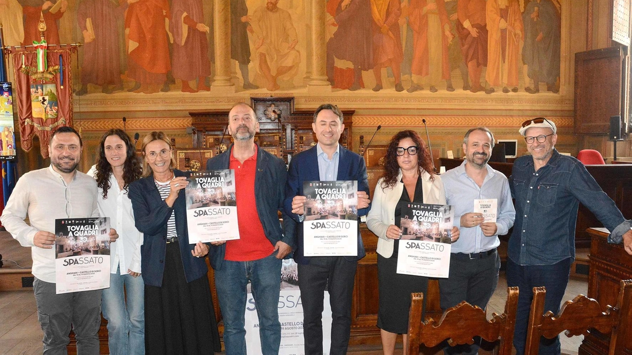 Un momento della presentazione di ieri mattina in Provincia ad Arezzo della trentesima edizione di Tovaglia a Quadri che anche quest’anno propone un programma di alto livello Un momento della presentazione di ieri mattina in Provincia ad Arezzo della trentesima edizione di Tovaglia a Quadri che anche quest’anno propone un programma di alto livello