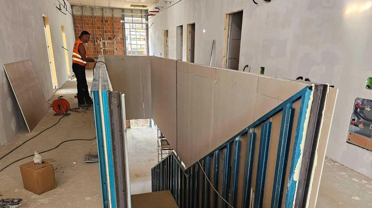 Procedono a spron battuto i lavori per la costruzione del nuovo plesso scolastico della Fontana, in via del Canaletto, realizzato grazie a un finanziamento del Piano nazionale di ripresa e resilienza. I lavori saranno terminati nella primavera del prossimo anno Procedono a spron battuto i lavori per la costruzione del nuovo plesso scolastico della Fontana, in via del Canaletto, realizzato grazie a un finanziamento del Piano nazionale di ripresa e resilienza. I lavori saranno terminati nella primavera del prossimo anno