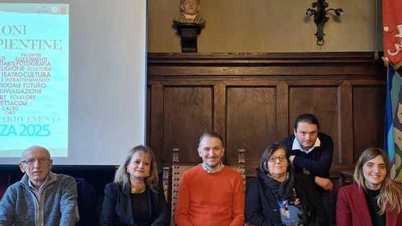 Un momento della presentazione del cartellone di eventi che faranno ’brillare’ Pienza Un momento della presentazione del cartellone di eventi che faranno ’brillare’ Pienza