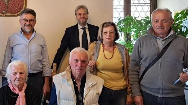 L’avvocato Gianluca Luongo insieme ad alcuni dei parenti delle vittime dell’eccidio