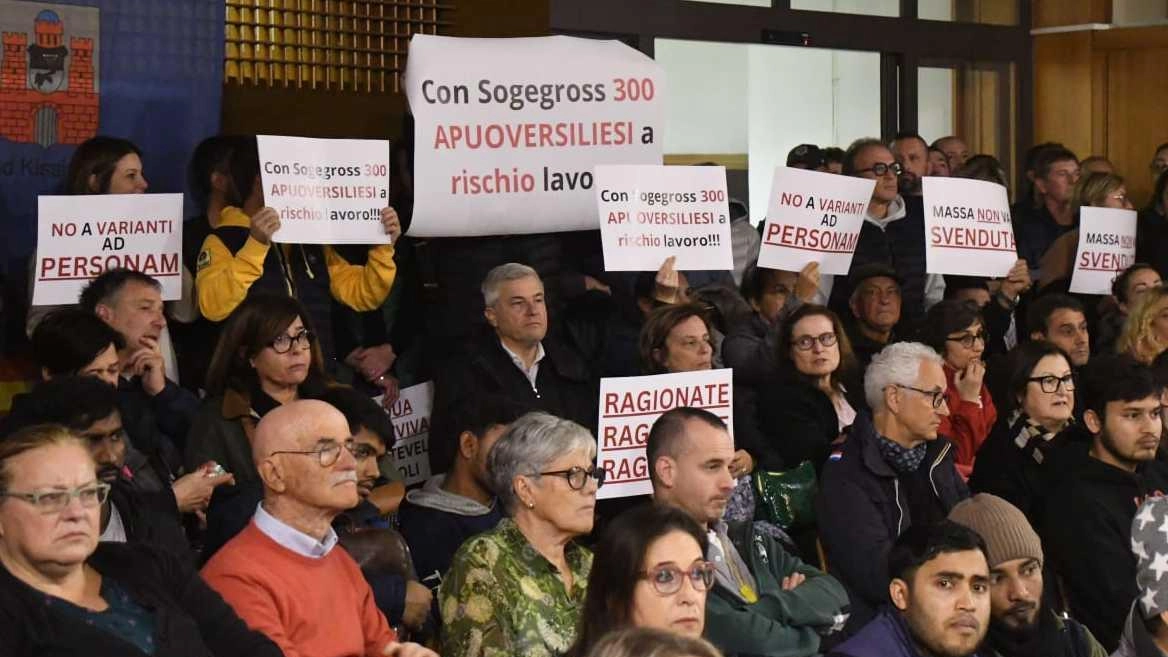 La protesta dei grossisti apuo-versiliesi durante una delle discussioni della variante in consiglio comunale (foto Nizza) La protesta dei grossisti apuo-versiliesi durante una delle discussioni della variante in consiglio comunale (foto Nizza)