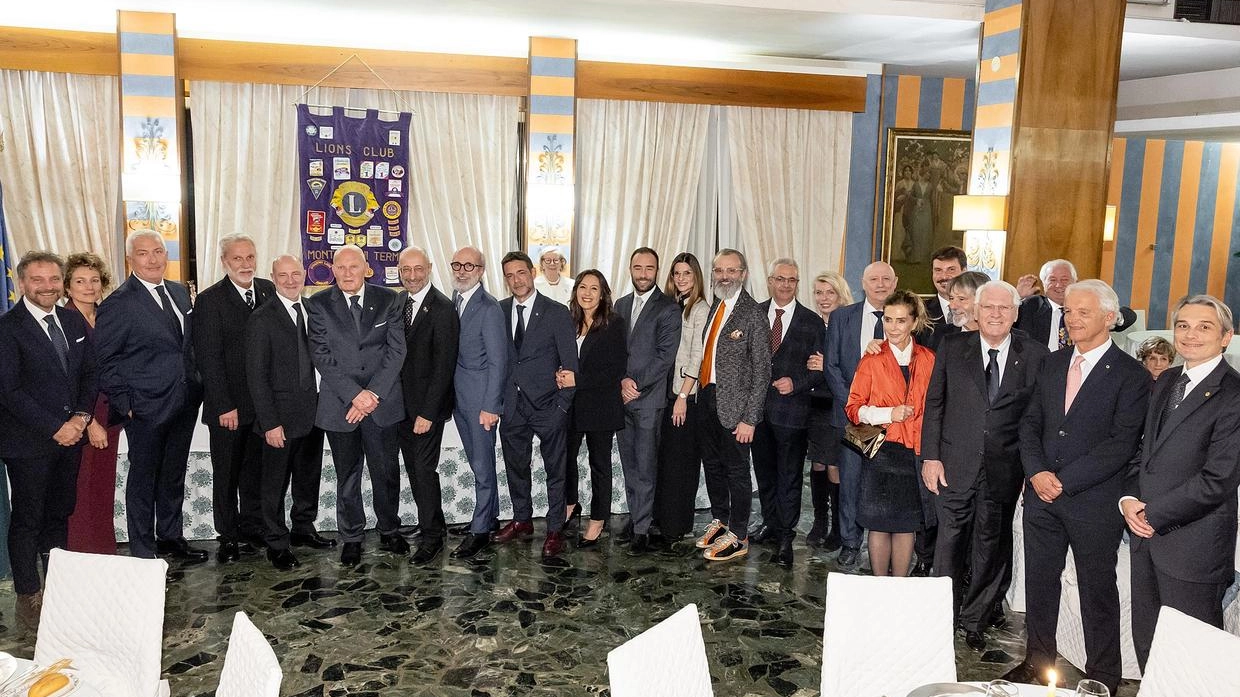 I partecipanti alla cena del Lions Club Montecatini tenutasi presso il Grand Hotel Tamerici & Principe. Lo scopo dell’associazione presieduta da Franco Baldaccini è quello di permettere ai volontari di servire la comunità (Goiorani) I partecipanti alla cena del Lions Club Montecatini tenutasi presso il Grand Hotel Tamerici & Principe. Lo scopo dell’associazione presieduta da Franco Baldaccini è quello di permettere ai volontari di servire la comunità (Goiorani)