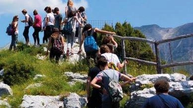 Turisti all’ingresso dell’Orto Botanico di Pian della Fioba Turisti all’ingresso dell’Orto Botanico di Pian della Fioba