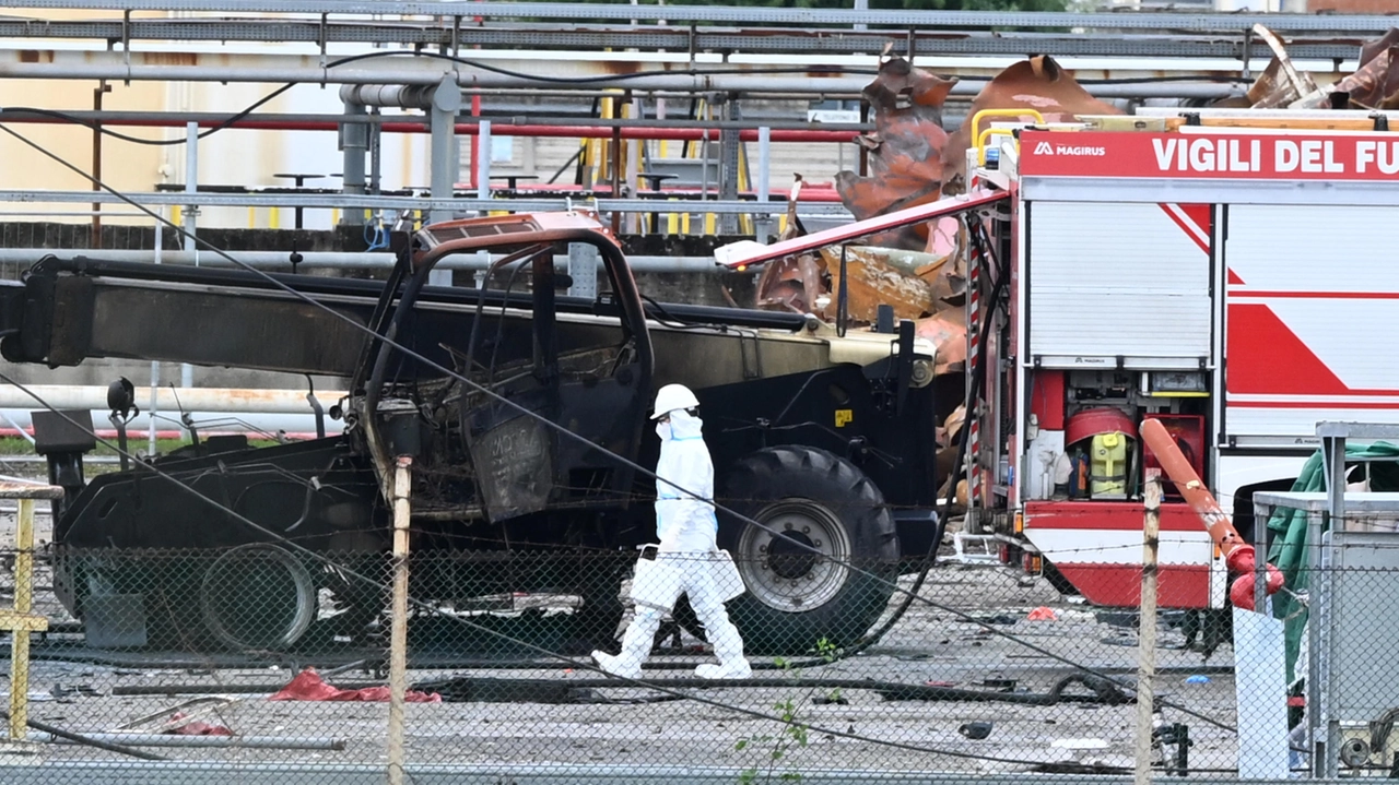 Vigili del fuoco effettuano i rilievi il giorno dopo l’esplosione al deposito carburanti di Eni a Calenzano, Firenze