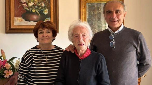 Clorinda Guidi ha raggiunto il significativo traguardo dei 100 anni. La centenaria ha festeggiato con il figlio Gino Porqueddu, presidente... Clorinda Guidi ha raggiunto il significativo traguardo dei 100 anni. La centenaria ha festeggiato con il figlio Gino Porqueddu, presidente...