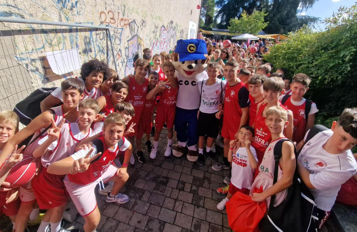 un playground attrezzato festa e sorrisi con i campioni tanti bambini per belinelli