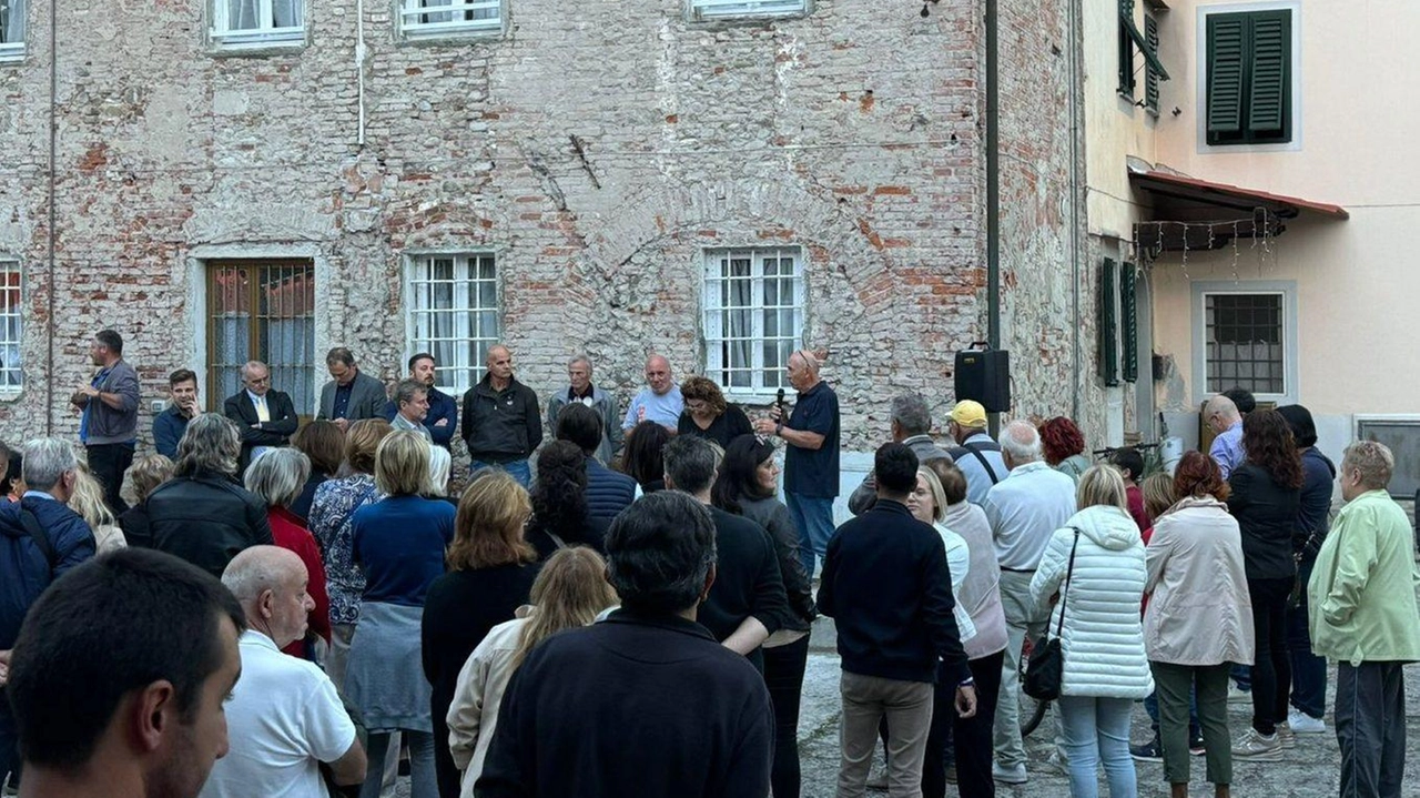 I residenti di fronte all’immobile destinato a ospitare i migranti I residenti di fronte all’immobile destinato a ospitare i migranti