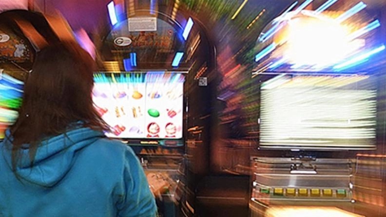 I giovani, in particolare,. subiscono il fascino esercitato dalle forme di gioco digitale, percepite come guadagno facile I giovani, in particolare,. subiscono il fascino esercitato dalle forme di gioco digitale, percepite come guadagno facile