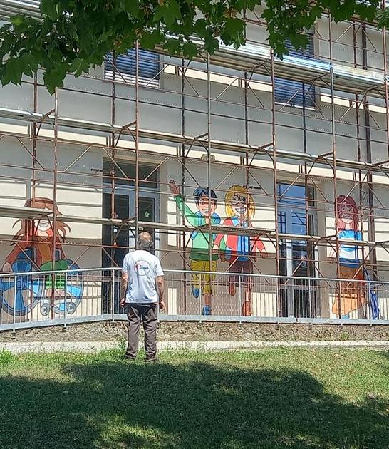 https://www.lanazione.it/image-service/view/acePublic/alias/contentid/OTUyYmQyZWItOGY4NS00/0/la-scuola-diventa-sostenibile-ecco-i-pannelli-fotovoltaici-sono-iniziati-i-lavori-di-installazione.jpeg?f=1.90:1&h=630