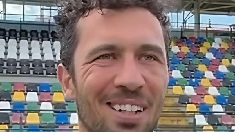 Luca Simeoni, veterano della Pianese, affronterà la prossima stagione in Serie C con la fascia da capitano. L'obiettivo è la salvezza e cancellare la retrocessione di cinque anni fa, con determinazione e orgoglio. Luca Simeoni, veterano della Pianese, affronterà la prossima stagione in Serie C con la fascia da capitano. L'obiettivo è la salvezza e cancellare la retrocessione di cinque anni fa, con determinazione e orgoglio.