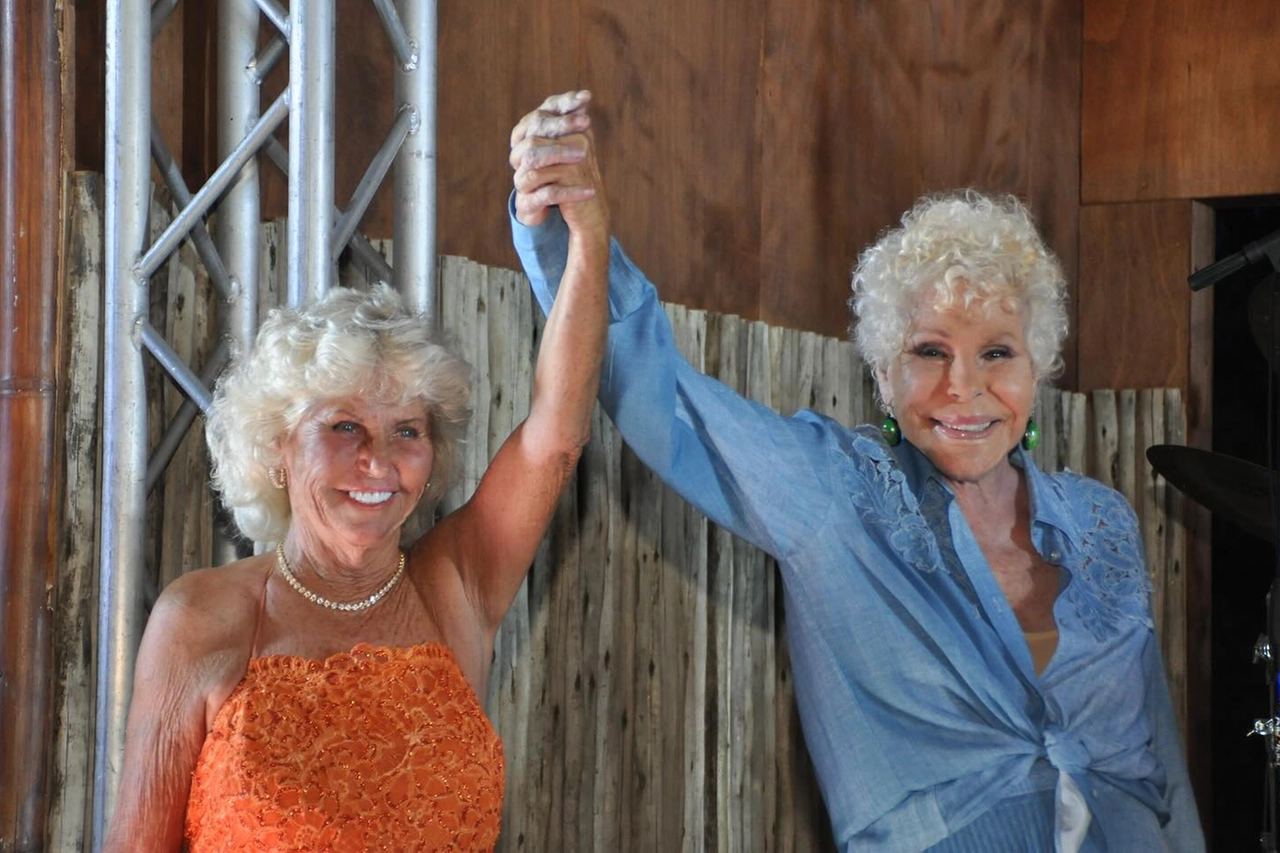 Gianna Manni, titolare del resort, con l'amica Ornella Vanoni
