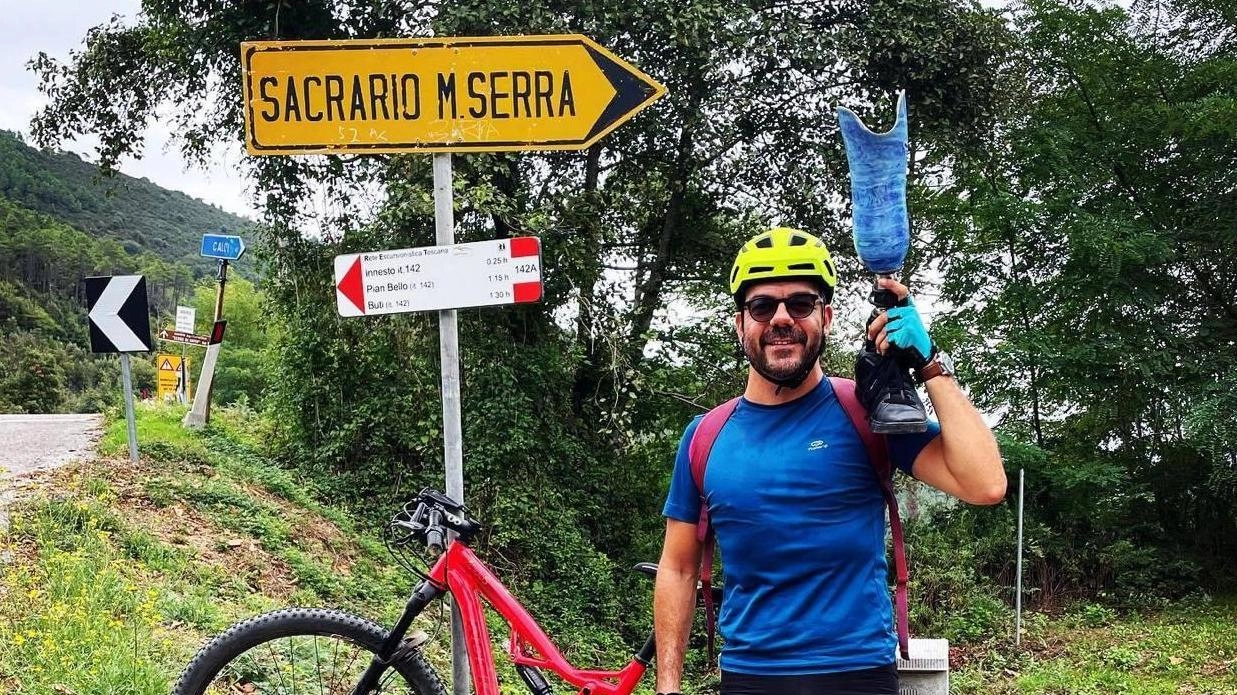Alessio Bottaini, assistente sociale, pedala da Firenze a Calci per celebrare la vita dopo un grave incidente. Riscatto personale e elogio alla sanità pubblica. Alessio Bottaini, assistente sociale, pedala da Firenze a Calci per celebrare la vita dopo un grave incidente. Riscatto personale e elogio alla sanità pubblica.