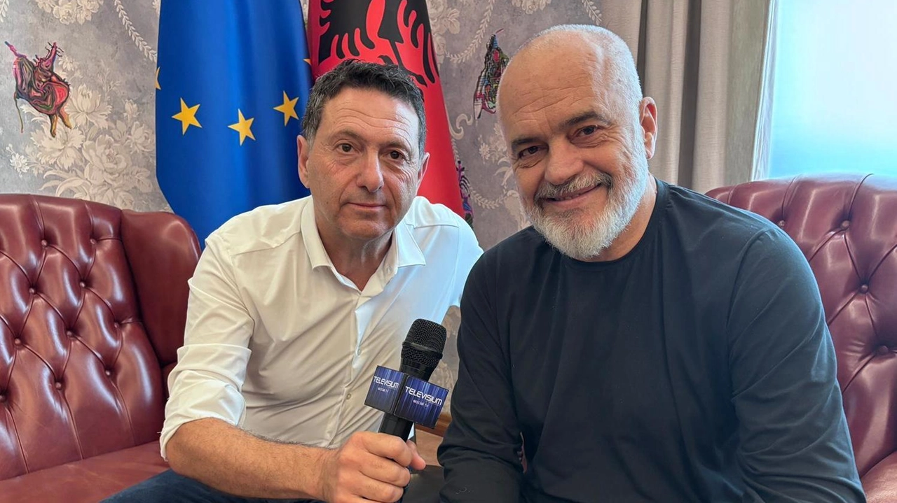 Il conduttore della social tv Televisium Alessandro Martini nell’ufficio del premier albanese Edi Rama a Tirana