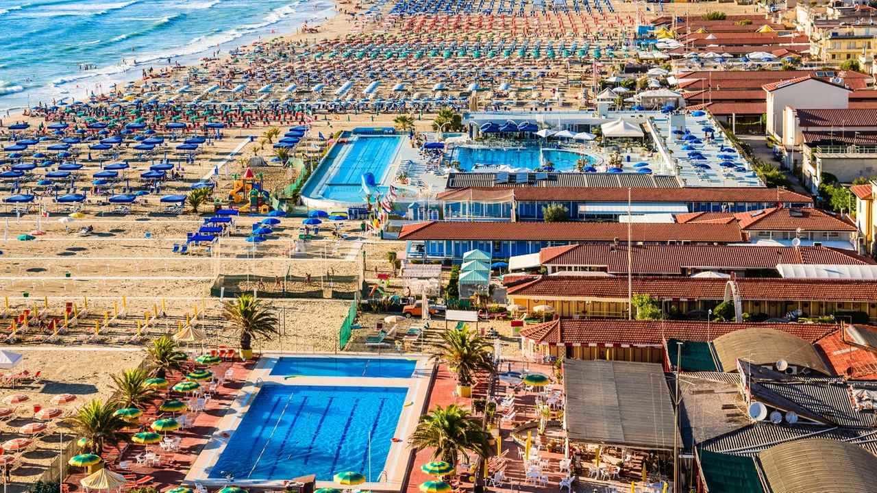 Una panoramica del litorale di Viareggio che offre acque limpide, spiagge confortevoli Una panoramica del litorale di Viareggio che offre acque limpide, spiagge confortevoli