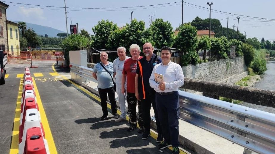 L’indicazione dell’assessore Bartolomei: "Riapertura entro dieci giorni". Il traffico sarà alternato e gli autobus normali non potranno passare. Si ipotizzano tre mesi di tempo per sistemare la spalla lesionata. L’indicazione dell’assessore Bartolomei: "Riapertura entro dieci giorni". Il traffico sarà alternato e gli autobus normali non potranno passare. Si ipotizzano tre mesi di tempo per sistemare la spalla lesionata.