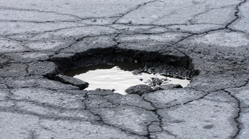 Perché le strade in Italia sono piene di buche? Tre domande all’esperto
