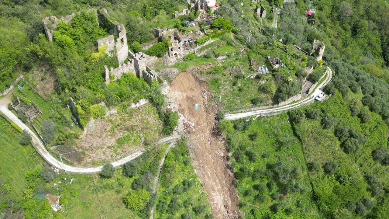 La frana che ha interessato il castello di Moneta La frana che ha interessato il castello di Moneta