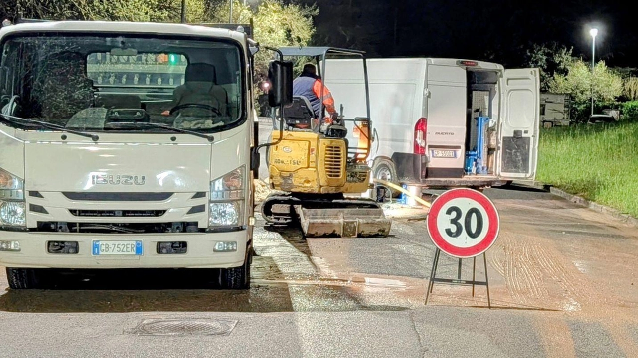 Grave guasto alla rete idrica in via Firenze a Colle. nella notte tra giovedì e venerdì con rubinetti a secco in più zone e anche il cedimento del manto stradale (foto)