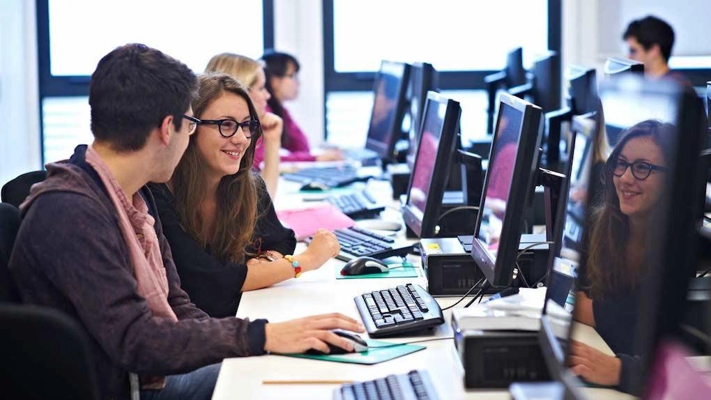 Studenti al computer Studenti al computer