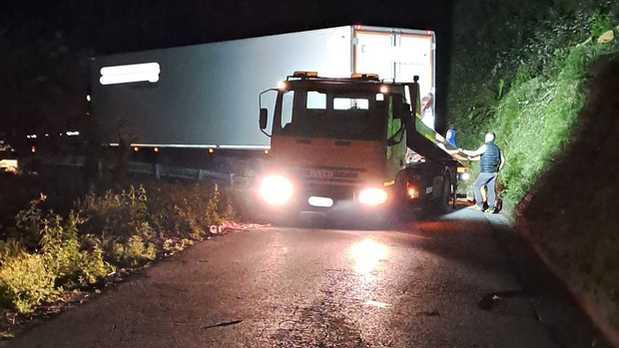 Tir ’incastrato’: strada per Gombitelli bloccata 12 ore Tir ’incastrato’: strada per Gombitelli bloccata 12 ore