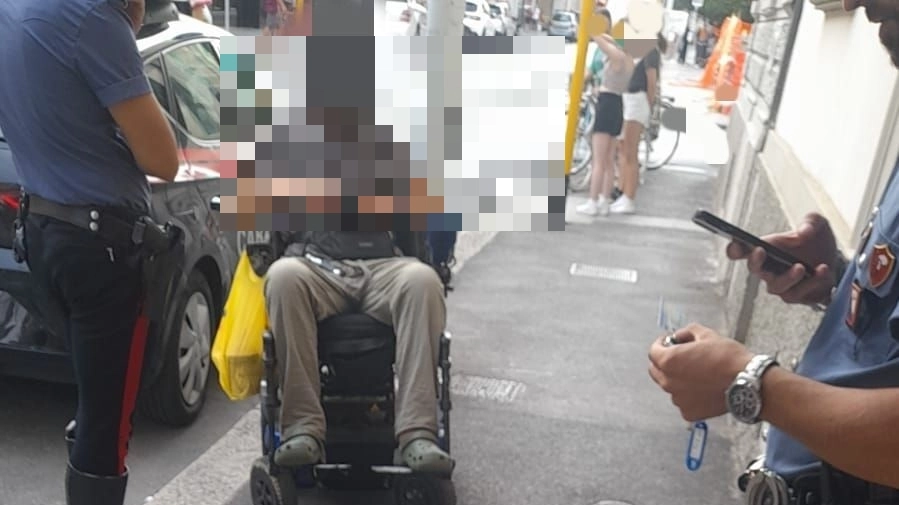 L'arrivo dei carabinieri che hanno raccolto la denuncia del giovane con disabilità derubato nel quartiere San Jacopino a Firenze (Foto postata sul gruppo "Comitato cittadini attivi San Jacopino")