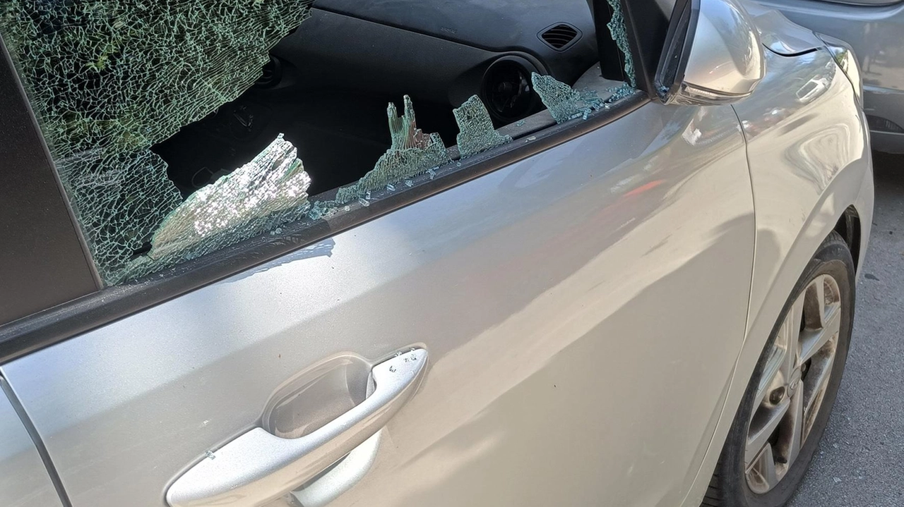 Il vetro di un’auto danneggiato dai ladri-vandali Confcommercio alza il grido d’allarme Il vetro di un’auto danneggiato dai ladri-vandali Confcommercio alza il grido d’allarme