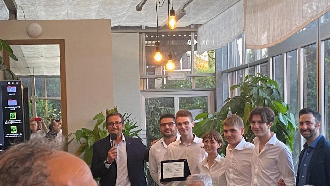 Una premiazione di una passata edizione del premio «Giovani Innovatori-dalla scuola alla start-up», qui gli studenti sono con Francesco Mati