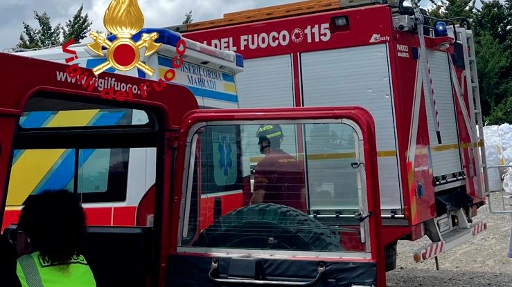 I vigili del fuoco sono intervenuti e, insieme al personale sanitario della Misericordia di Marradi, e hanno tratto in salvo l'escursionista (Foto vigili del fuoco)