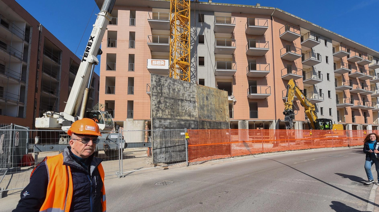 Ponte San Giovanni, in un primo momento prevista la demolizione parziale. Ora si è scoperto che è necessaria un’azione radicale, ma bisogna trovare fondi. Ponte San Giovanni, in un primo momento prevista la demolizione parziale. Ora si è scoperto che è necessaria un’azione radicale, ma bisogna trovare fondi.