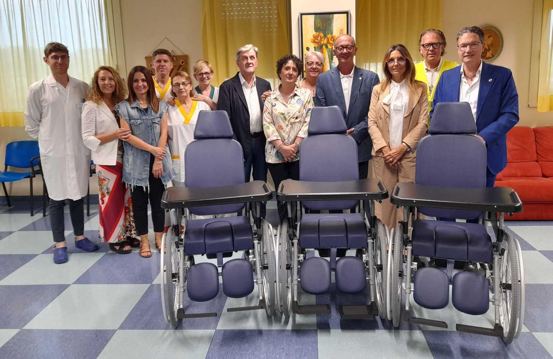 Il Lions Club ha donato carrozzine geriatriche Il Lions Club ha donato carrozzine geriatriche